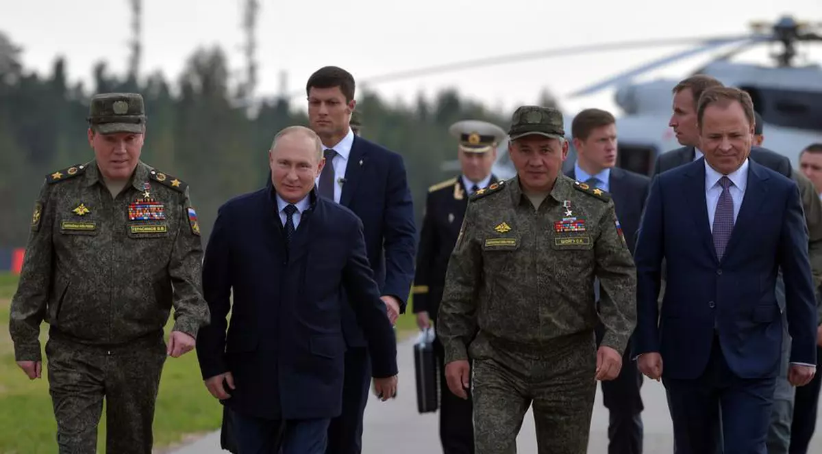 Zeci de persoane din anturajul lui Putin, confirmate cu COVID. Președintele rus s-a autoizolat