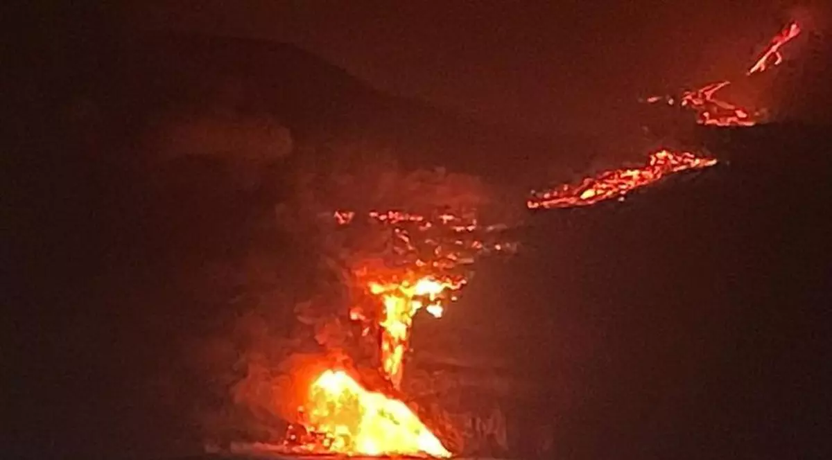 Lava vulcanului din La Palma a ajuns la ocean. Experții se tem de gazele toxice care pot otrăvi aerul