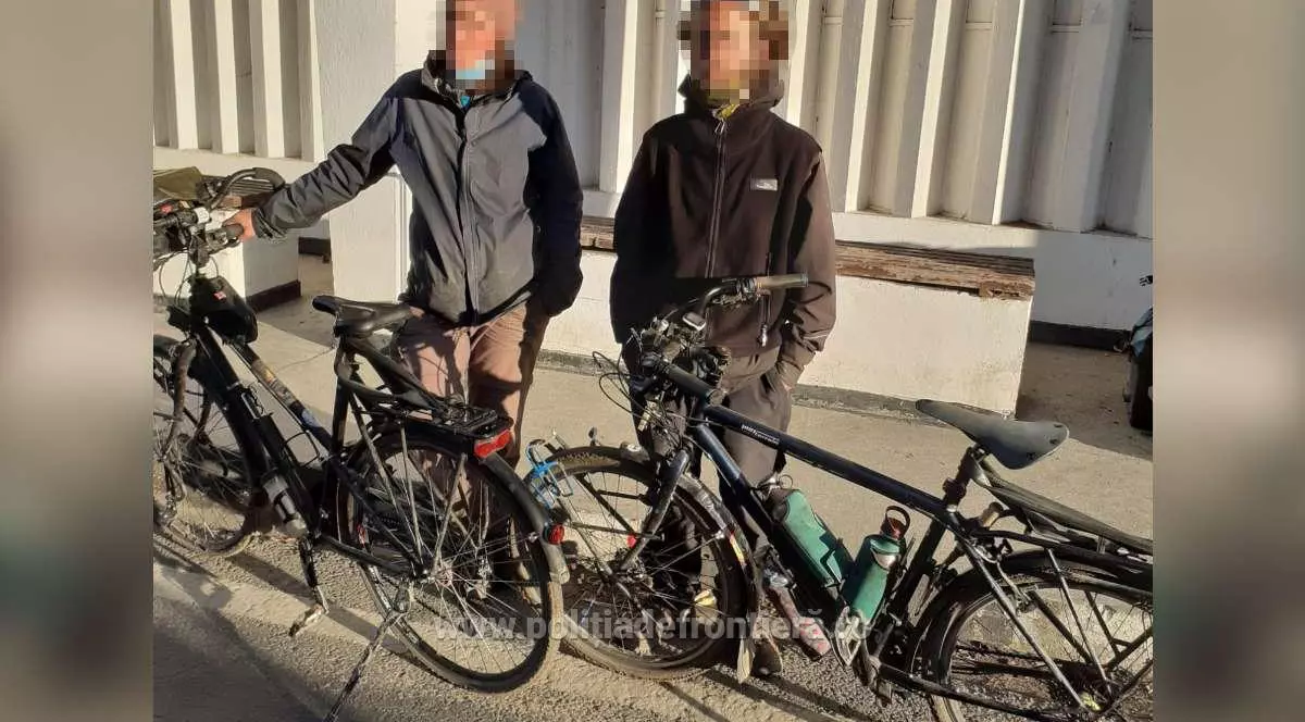 Doi francezi care voiau să ajungă în Grecia pe biciclete, opriți la Vama Veche, după ce au încercat să treacă ilegal granița