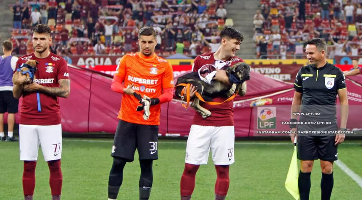 Jucătorii echipelor din Liga I au ieșit pe stadion cu cățeii din adăposturi, pentru a promova adopția. Foto: LPF