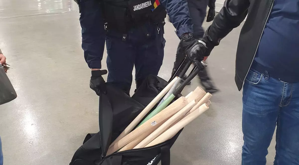 Bâte și torțe găsite într-una din lojele stadionului din Bănie, înainte de derby-ul Craiovei