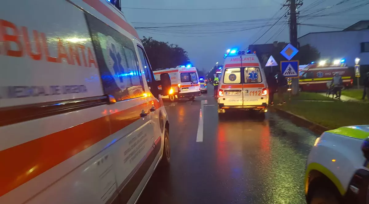 Ciocnire violentă între un microbuz și o mașină în Arad. A fost activat Planul Roșu de Intervenție