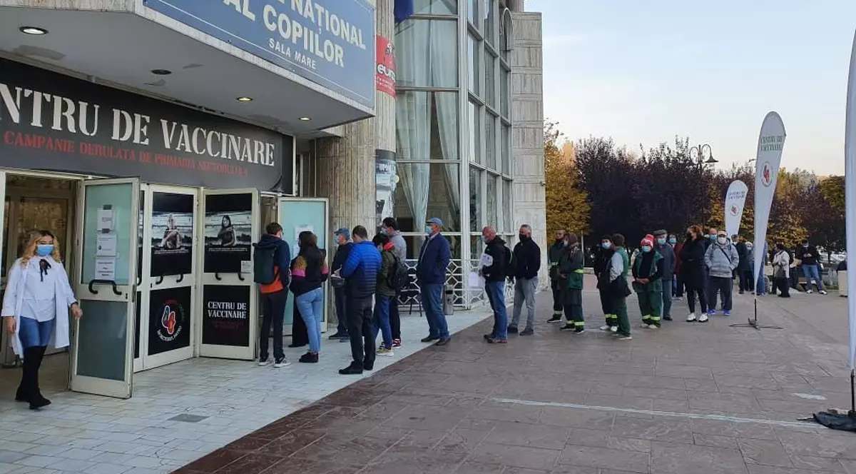 Record la vaccinare, după o zi cu cozi la mai multe centre: cel mai mare număr de doze administrate într-o zi