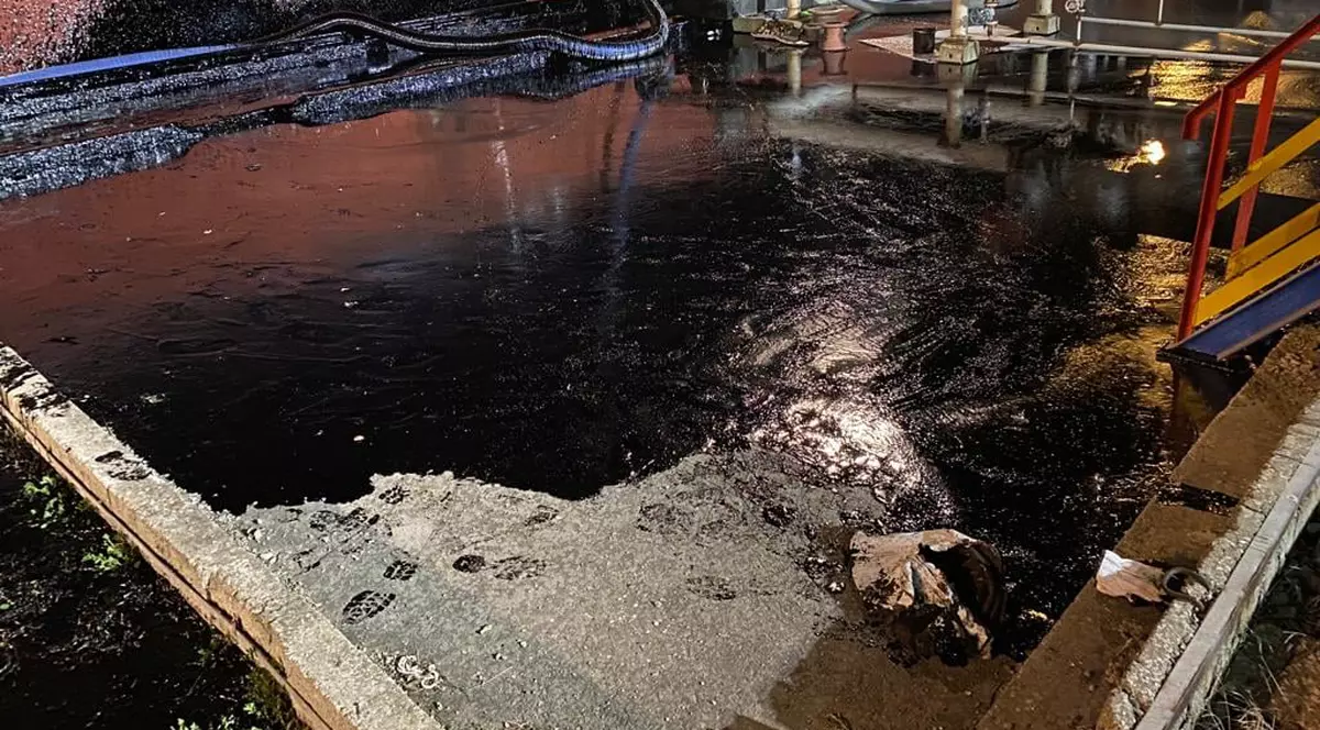 Alertă de poluare în Portul Midia. O tonă de păcură s-a scurs în mare și pe mal