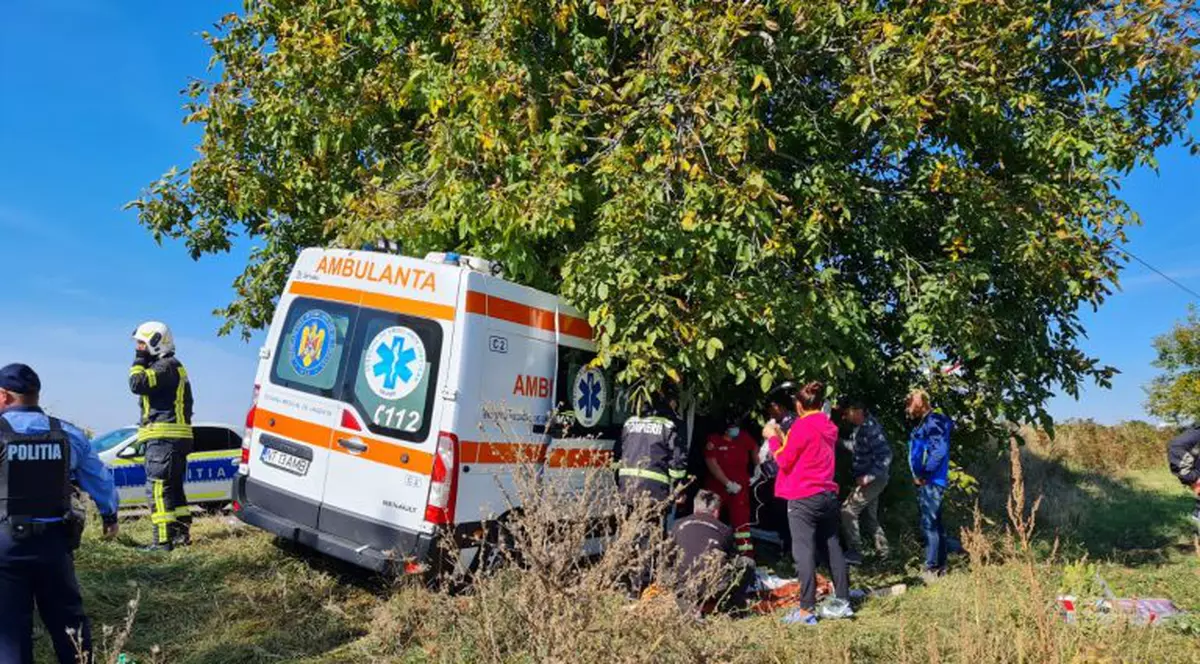 Patru persoane au fost rănite, după ce o ambulanță s-a ciocnit cu o autoutilitară, în Neamţ