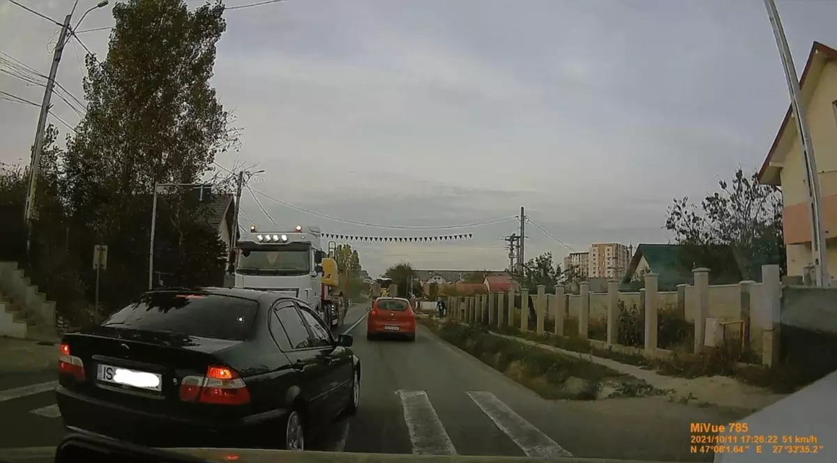 Un șofer de BMW din Iași, depășire de infarct în fața unui TIR. „Ar trebui să îi interzică dreptul de circulație și la stră-stră-strănepoții lui”