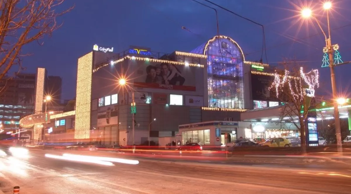 Cum îți crești afacerea de sărbători cu decorațiuni instalate de alpiniști utilitari