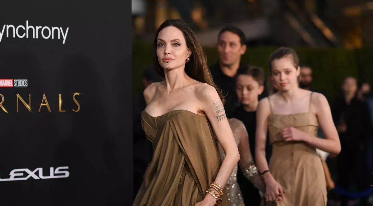 Angelina Jolie, apariție rară alături de copiii ei, la premiera „Eternals”. Cum s-a îmbrăcat Shiloh, fiica în vârstă de 15 ani
