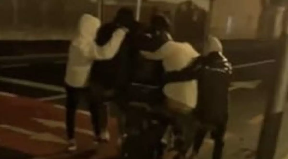 Șase tineri, filmați când mergeau înghesuiți pe un scuter, la Sibiu. Reacția poliției