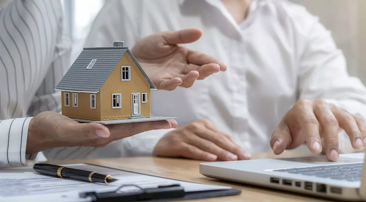 Asigurarea obligatorie a locuinței se scumpește cu 30% de la 1 noiembrie. Nimeni nu își va mai putea înscrie locuința în Cartea Funciară fără poliță