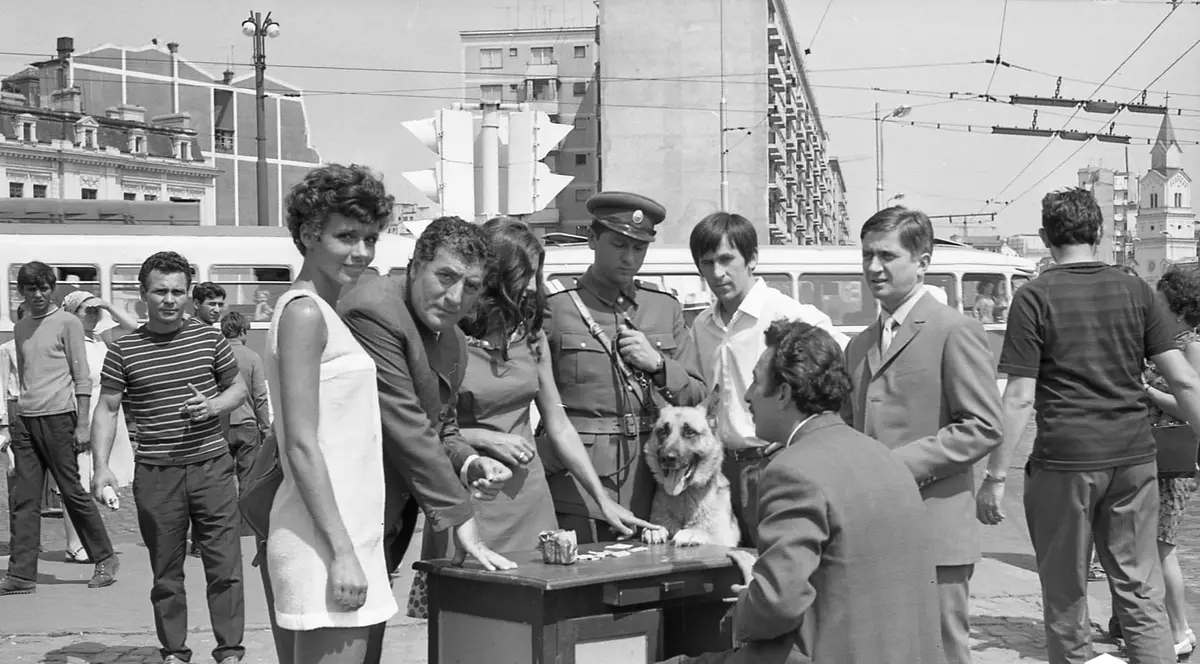 Imagini memorabile de pe platoul filmului „Brigada Diverse” au fost scoase din arhivele studiourilor Buftea