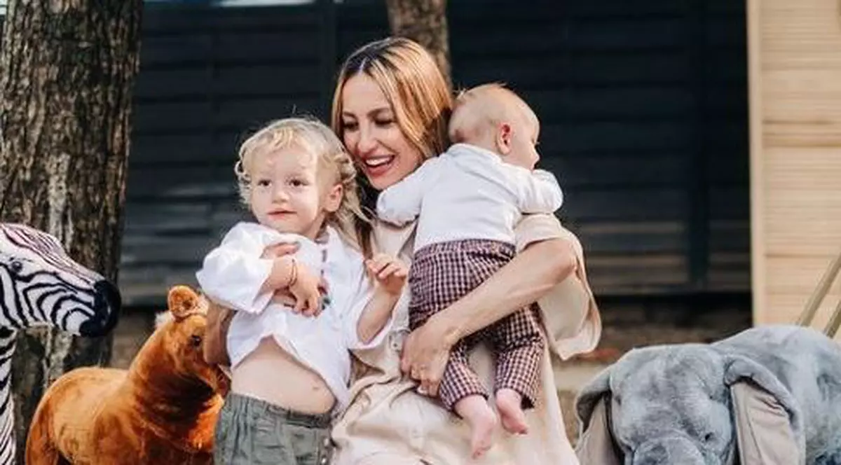 Flavia Mihășan și cei doi băieței