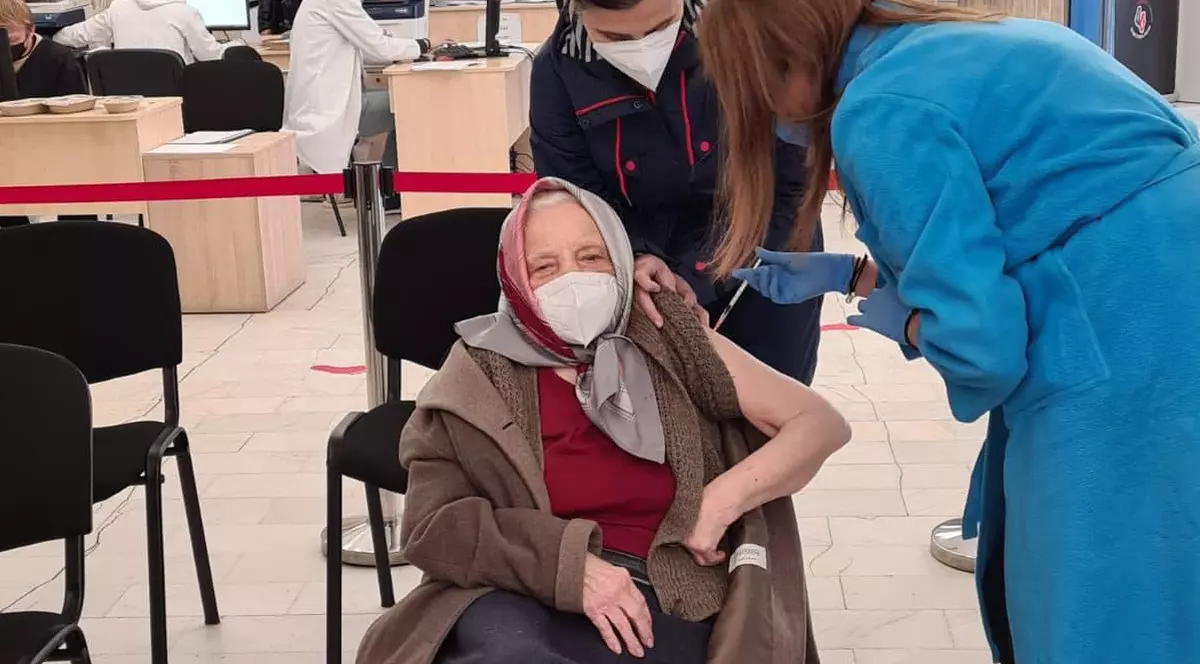 O bunică de 105 ani s-a vaccinat astăzi cu a treia doză: „Singura soluție să scăpăm e vaccinul”