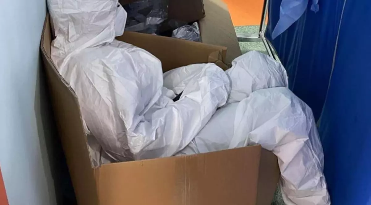 Autoritățile publică imaginea epuizării în lupta cu COVID. O asistentă se odihnește într-o cutie de carton