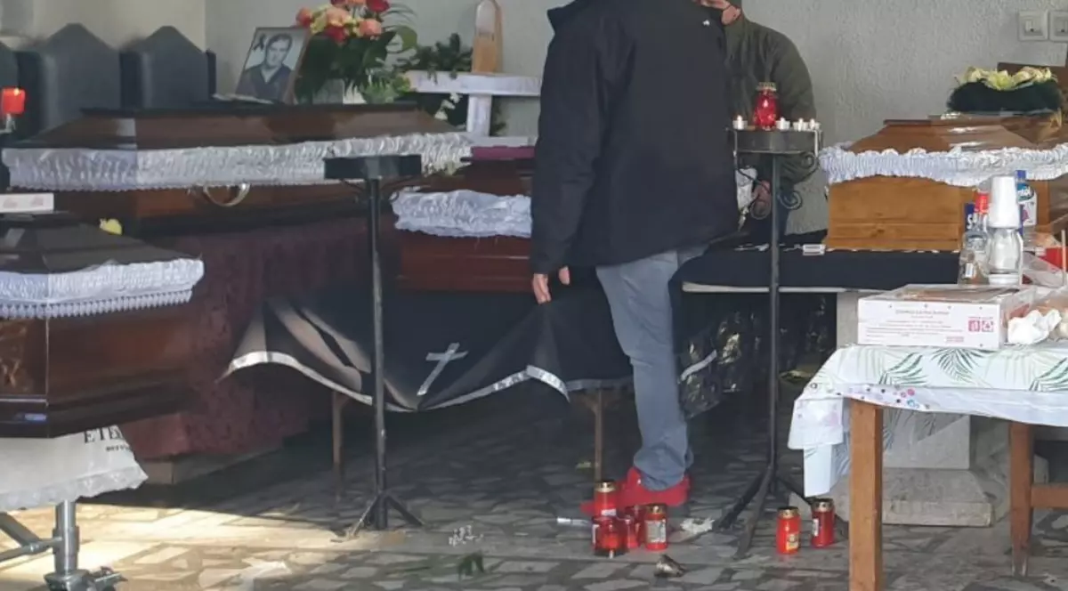 Imagine sumbră din capela unui cimitir ieşean, unde nu mai încap sicriele celor cu COVID