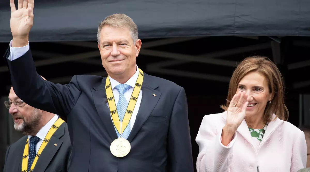 Cum a apărut Carmen Iohannis la brațul președintelui în Aachen, Germania. Prima Doamnă, admirată de toată lumea