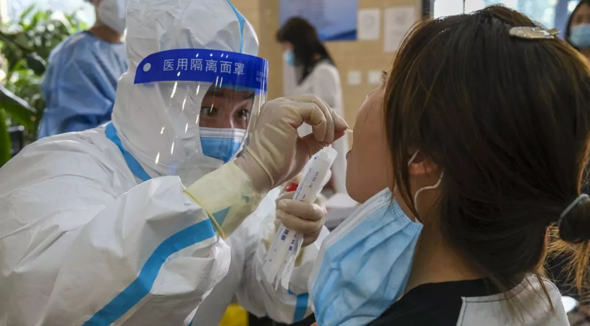 De ce menține China strategia ”zero COVID” în timp ce tot mai multe țări renunță la această politică