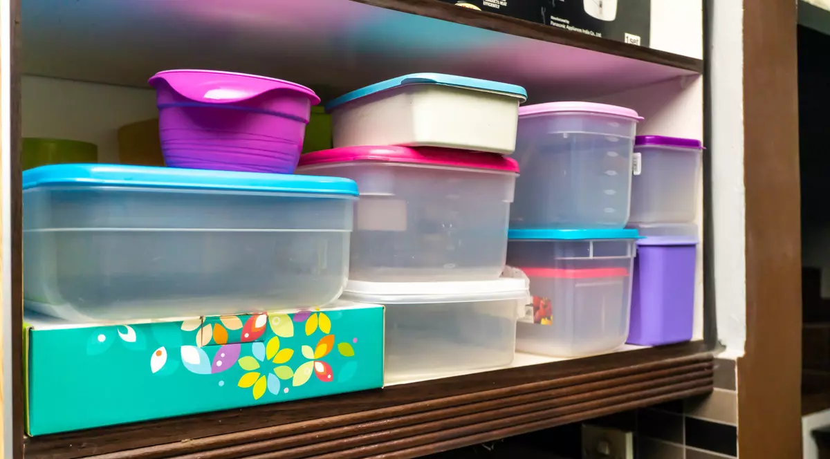 Cum scoți mirosul neplăcut din recipientele de plastic