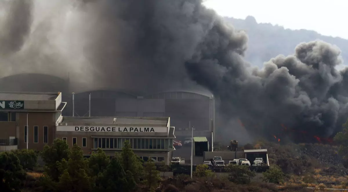 Lava vulcanului din La Palma a distrus o fabrică de ciment, eliberând gaze potențial toxice