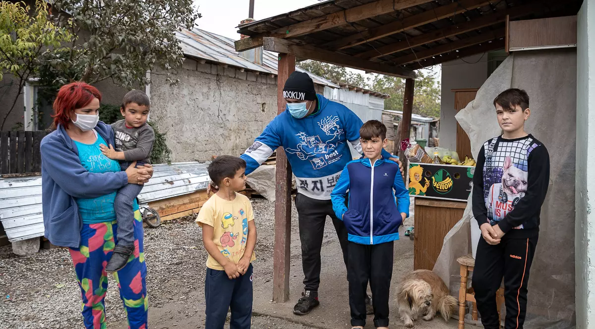 Un reportaj care nu judecă pe nimeni: Cum arată lupta pentru ziua de mâine într-o familie cu șapte copii, lovită de Covid