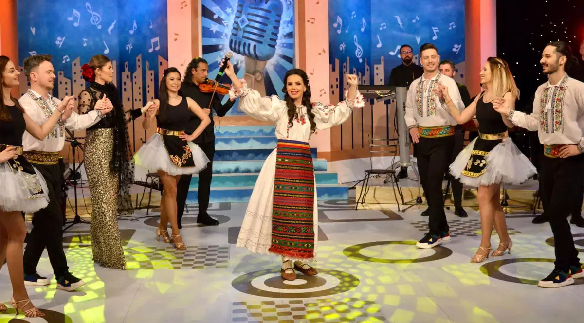 Câți bani câștigă o cântăreață de muzică populară din YouTube. Și-a cumpărat o mașină de peste 100.000 de euro: „Fiecare reușită are un preț”