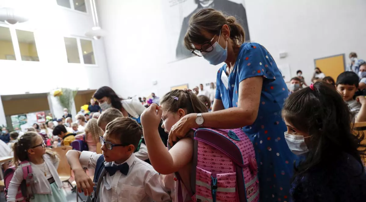 Cât de mulți copii au făcut COVID? În Marea Britanie, valul 4 e alimentat de infectările elevilor