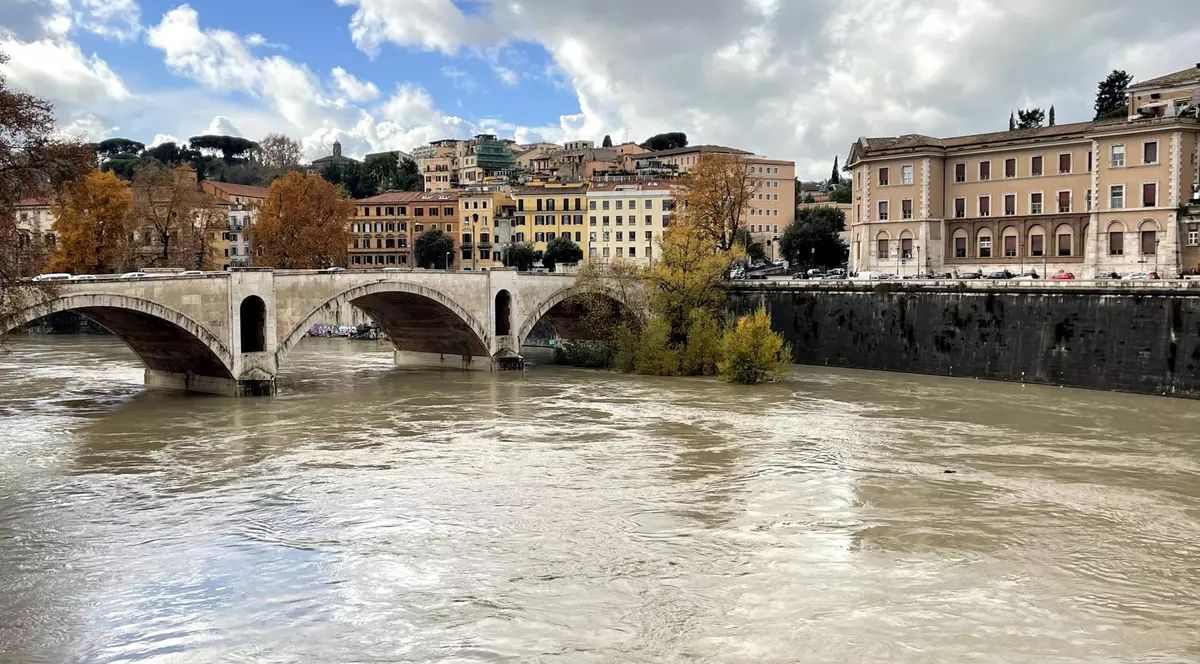 MAE, avertizare de călătorie pentru Italia. Mai multe regiuni, sub coduri roșu, portocaliu și galben de ploi