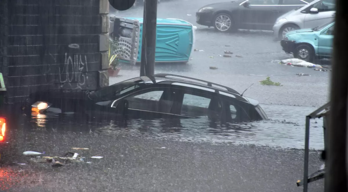 Cel puțin doi oameni au murit în sudul Italiei, după mai multe zile de ploi torențiale. Locuitorii, sfătuiți să stea în casă