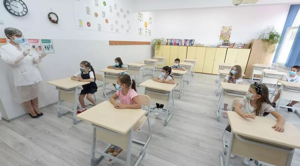 Critici privind condiția vaccinării în școli: „Profesorii vor deveni inamicul numărul 1, nu incompetența voastră”