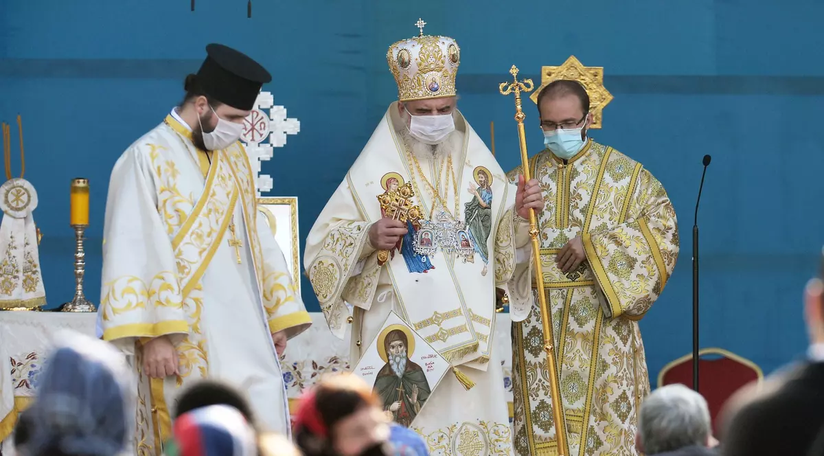 De ce e complet falsă susținerea că Biserica nu trebuie „să intervină” în chestiunile medicale