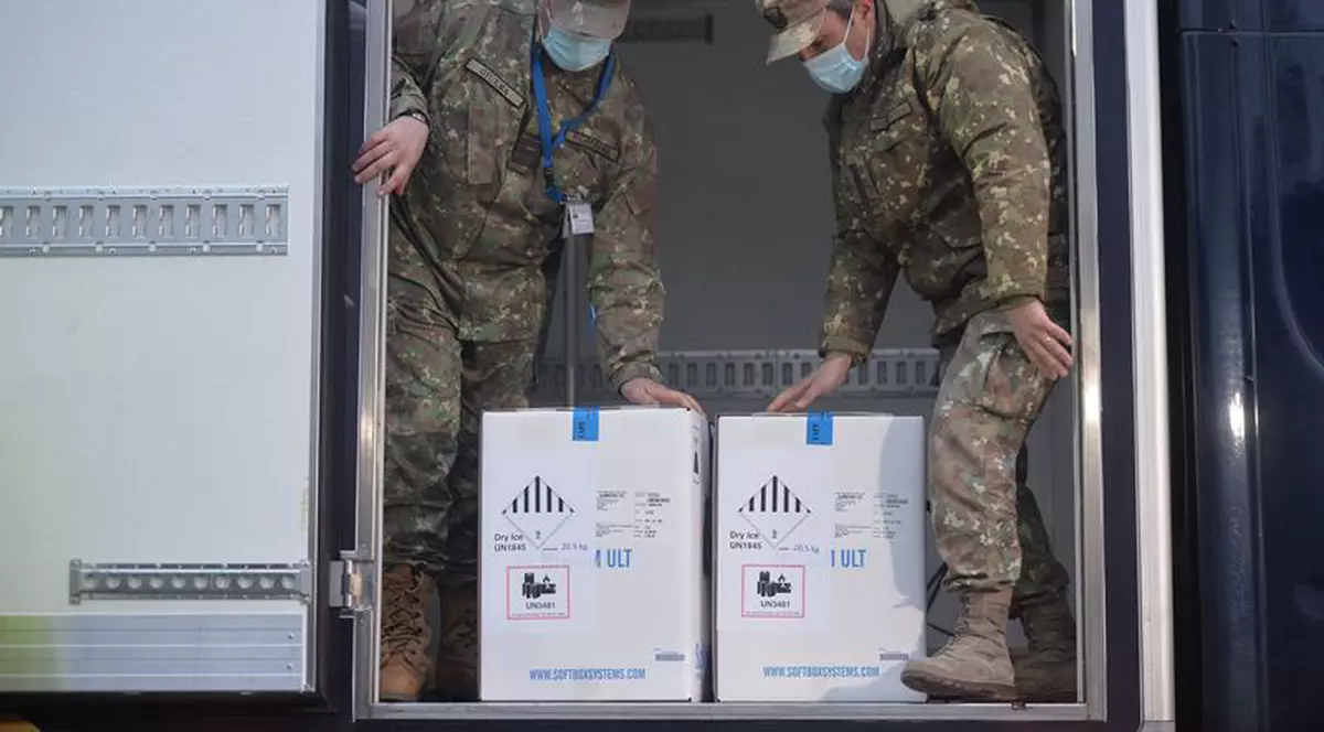 O nouă tranșă de peste 300.000 de doze de vaccin Pfizer sosește luni în România