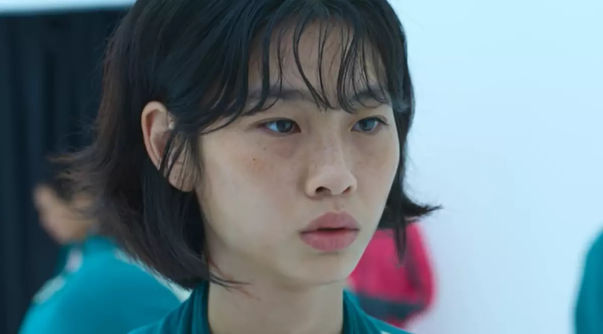 Actrița HoYeon Jung din „Squid Game” apare pe coperta Vogue Coreea. Poartă o ținută îndrăzneață