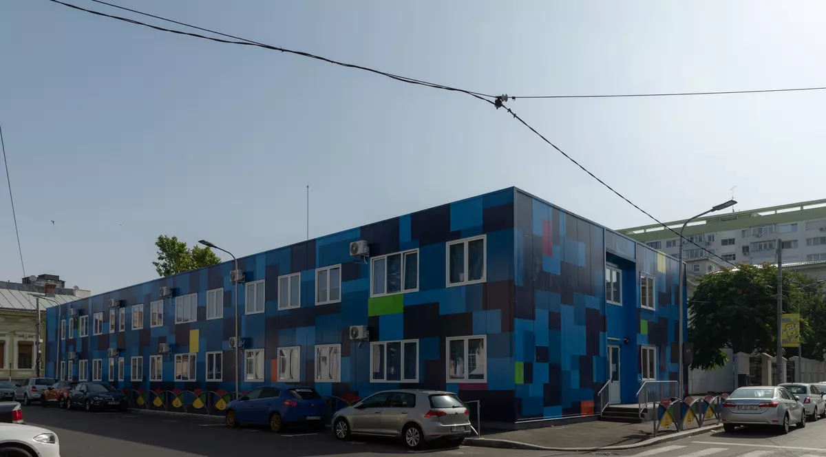 Sute de copii din sectorul 4 învață în containere fără autorizație de securitate la incendiu
