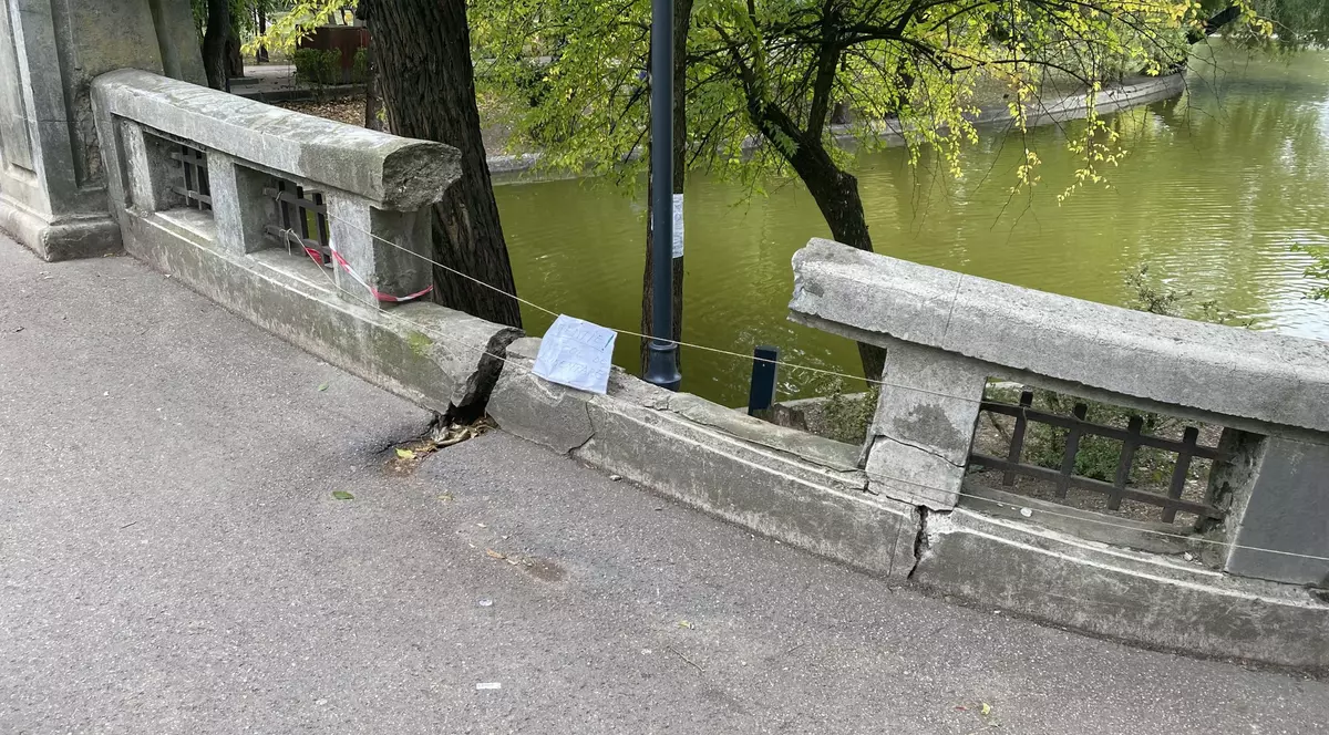 Primăria Capitalei dă 3 milioane de lei pentru refacerea „Podului Mare”, aproape prăbușit în Cișmigiu