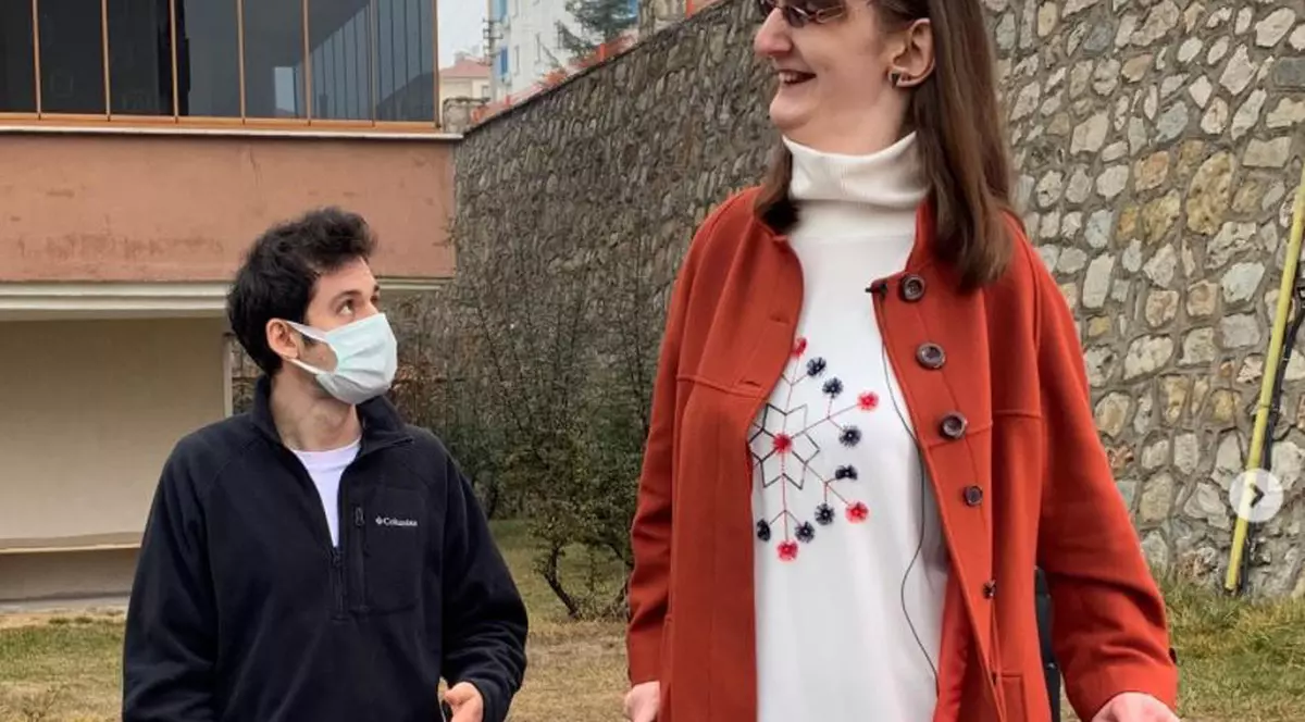 O tânără de 24 de ani din Turcia este cea mai înaltă femeie din lume. Ce înălțime are