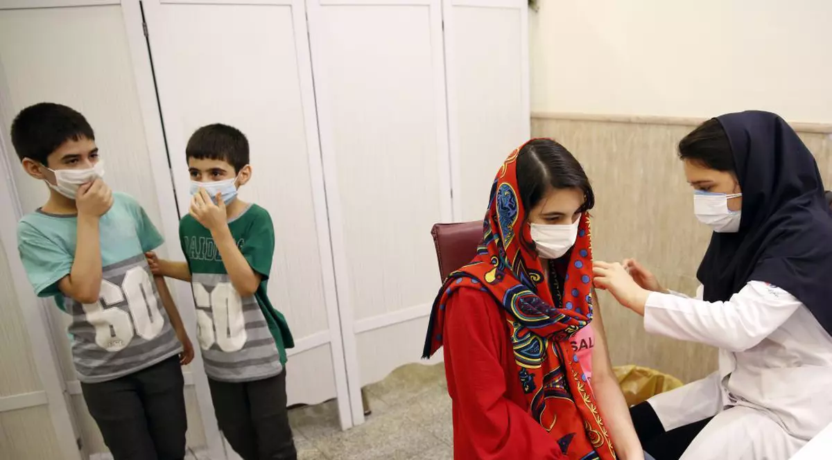 „Orfanii COVID” din Iran: cel puțin 51.000 de copii și-au pierdut un părinte, răpus de coronavirus