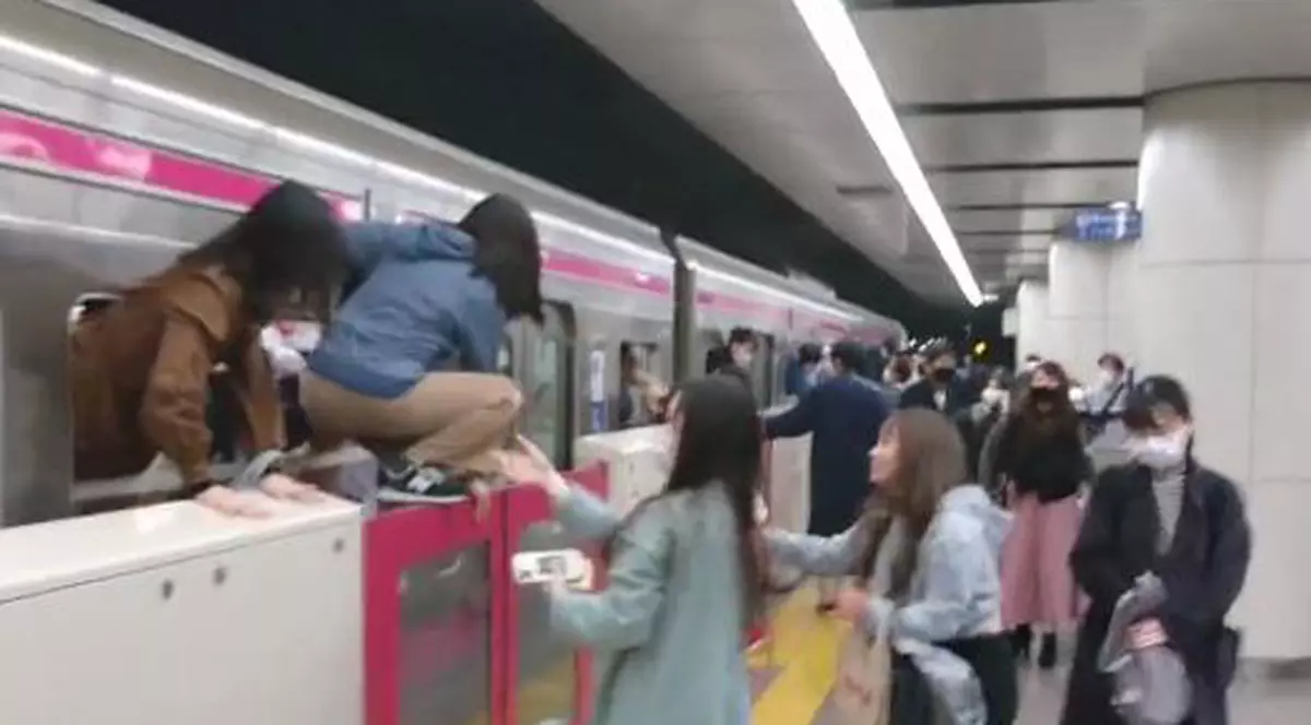 Un tânăr deghizat în Joker a înjunghiat mai mulți oameni, în metroul din Tokyo