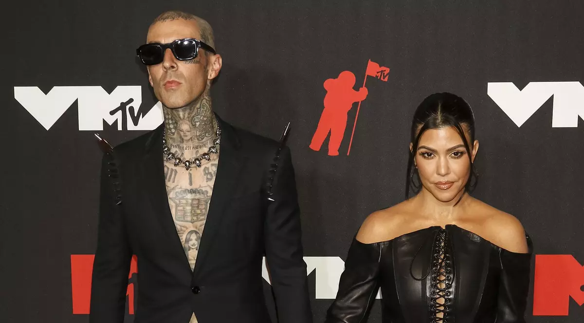 Kourtney Kardashian s-a logodit cu Travis Barker. Cererea în căsătorie a avut loc pe o plajă plină cu trandafiri