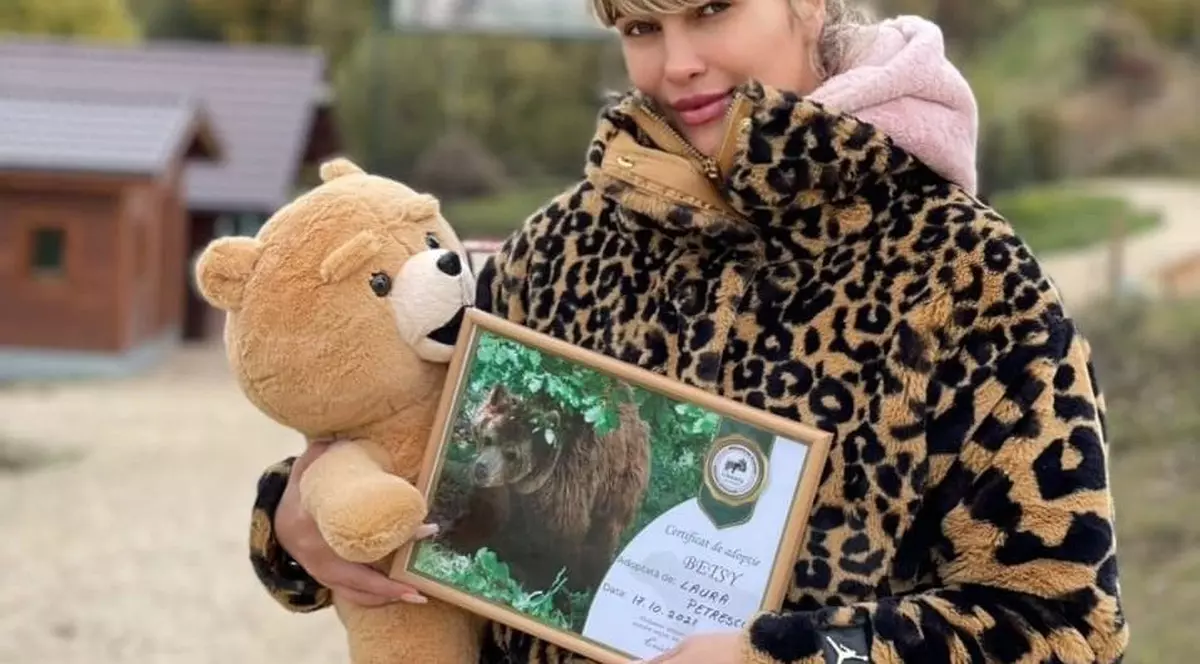 Lora a adoptat un urs