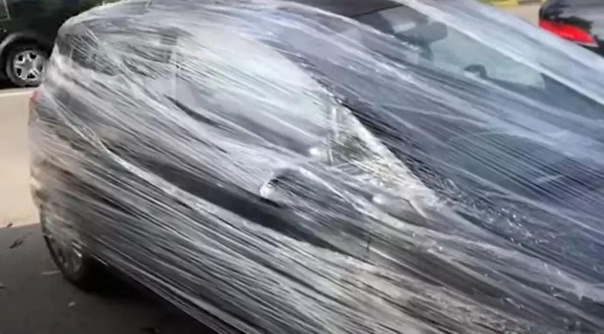 Mașină acoperită cu folie pe o stradă în Suceava, din cauza felului în care a fost parcată