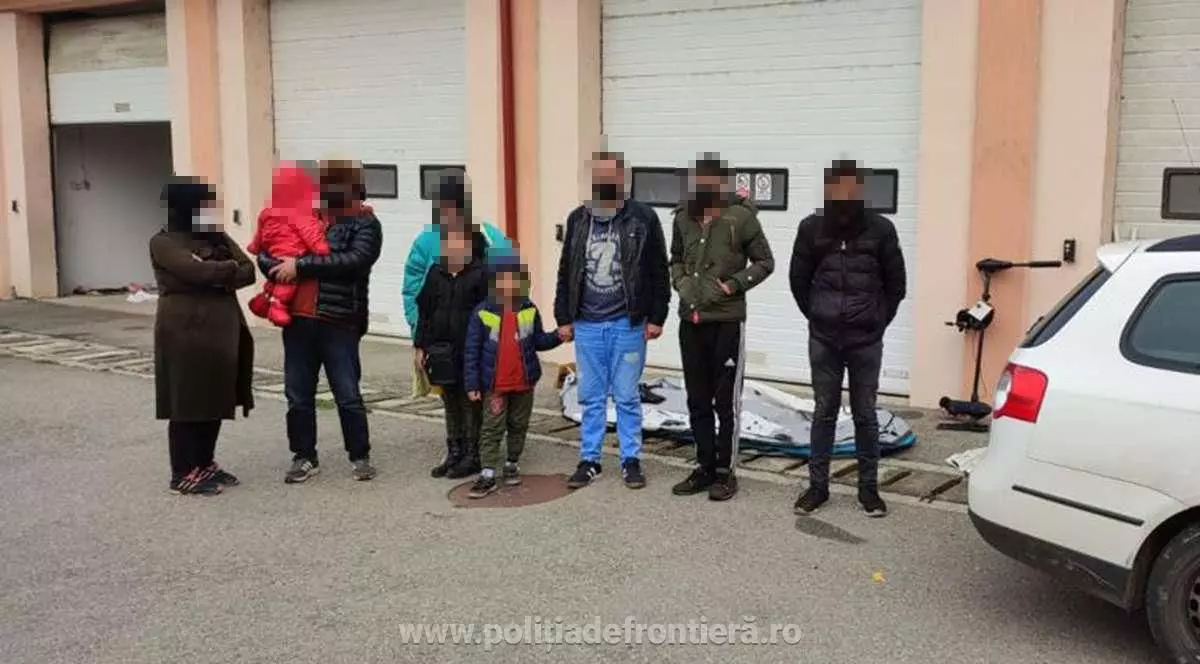 Două familii de afgani, care au trecut Dunărea într-o barcă pneumatică, au fost prinse în Caraș-Severin