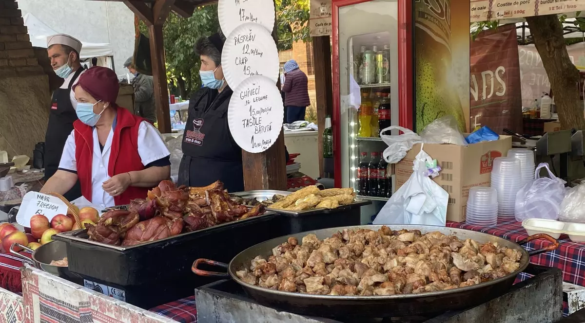 Târgul „Recolte de toamnă” la MȚR:  Sarmale muntenești, pastramă de berbecuț, mere, pere și must proaspăt