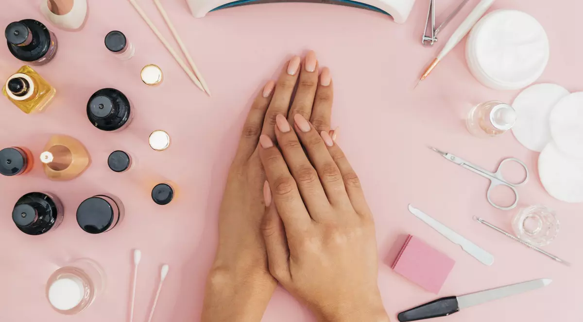 Geluri unghii pentru profesioniste și amatoare