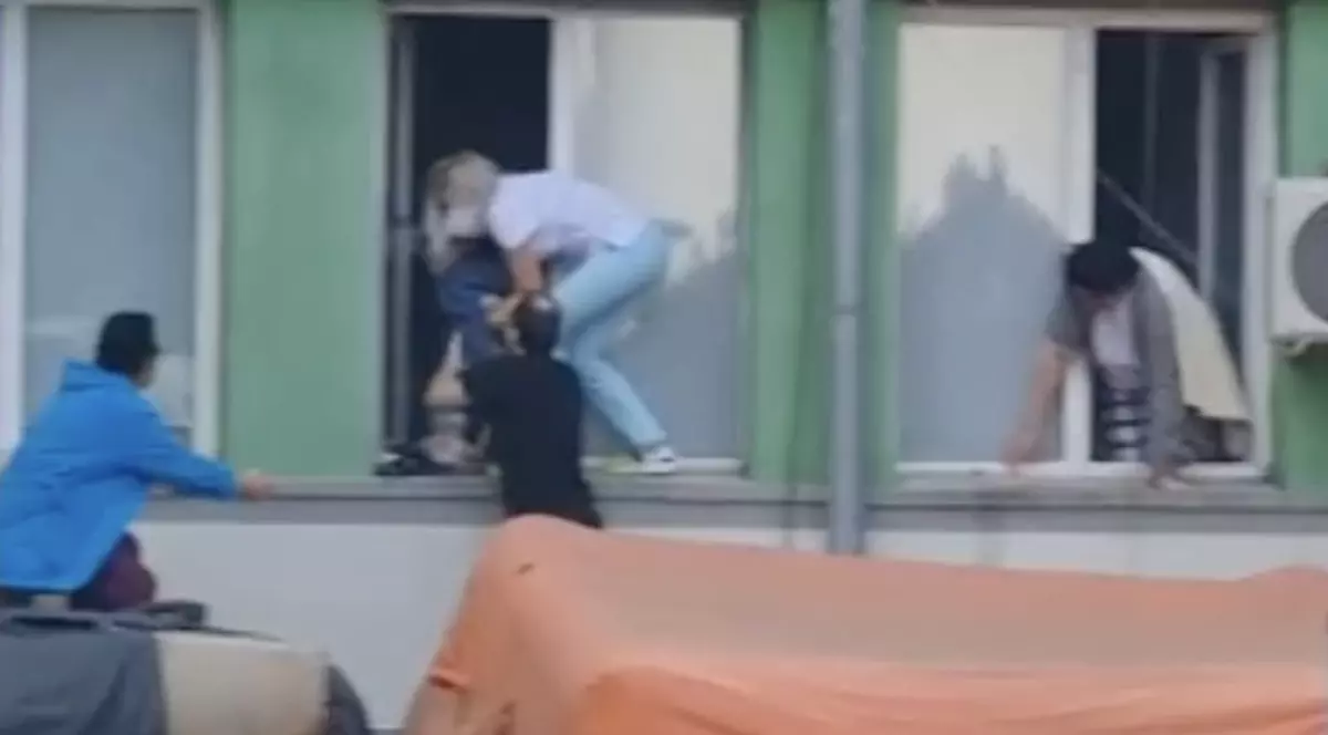 Scene dramatice: pacienți evacuați pe geam, în urma incendiului de la spitalul din Constanța