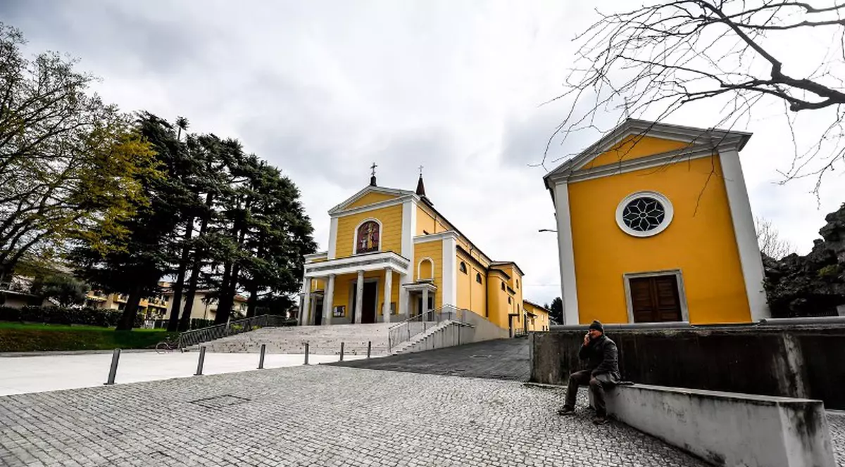 Un hoț a furat 21 de euro din cutia milei și o sticlă de suc de portocale dintr-o biserică din Italia. Ce le-a spus polițiștilor