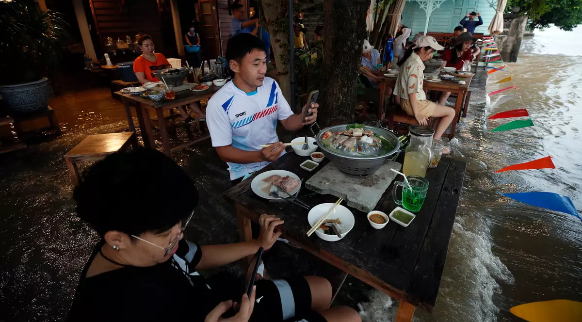 „Nu ştii dacă nu vei fi luat de ape în timp ce mănânci”. Restaurantul din Thailanda devenit atracție turistică datorită inundațiilor