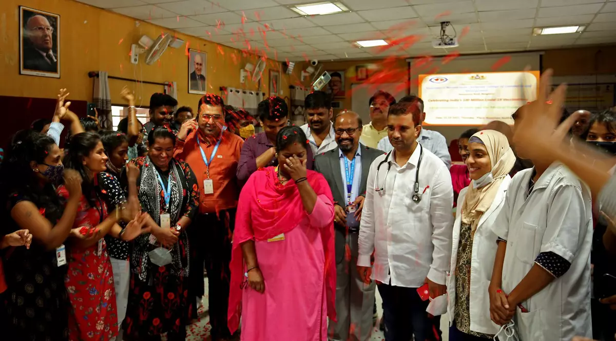 India a sărbătorit administrarea unui miliard de doze de vaccin anti-COVID. Multe restricții, ridicate