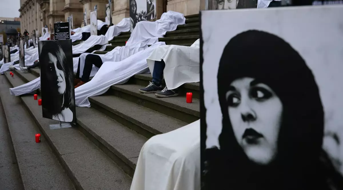 Protest la Curtea de Apel: rudele victimelor din Colectiv, acoperite cu cearșafuri albe, lângă fotografiile cu cei dragi