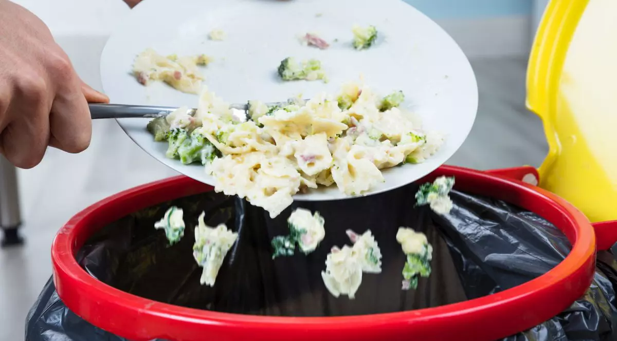 Aproape 2,55 de milioane de tone de mâncare sunt aruncate în fiecare an de români