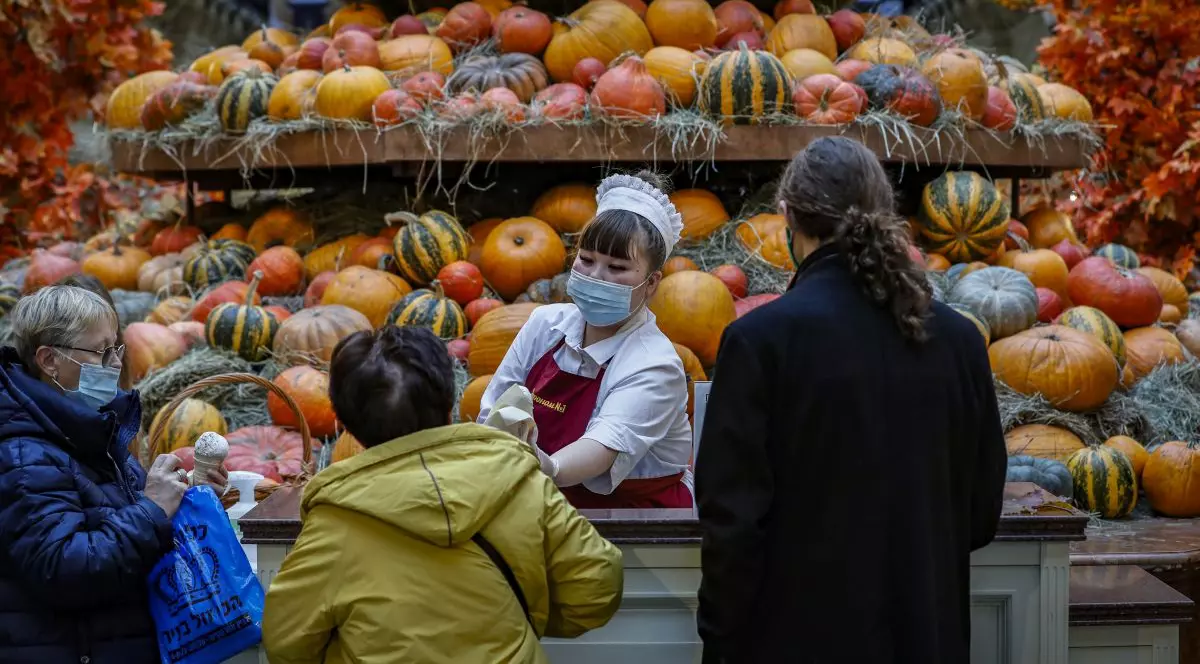 Kremlinul deplânge mortalitatea ridicată COVID și rata mică de vaccinare din Rusia, dar respinge noi restricții